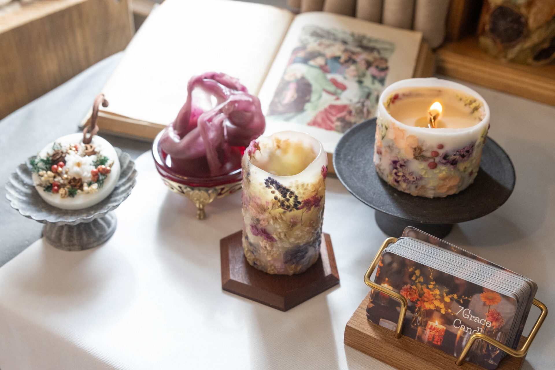 華やぐ季節の到来！ キャンドルに火を灯しませんか。　ボタニカルキャンドル「7Grace Candle」の画像